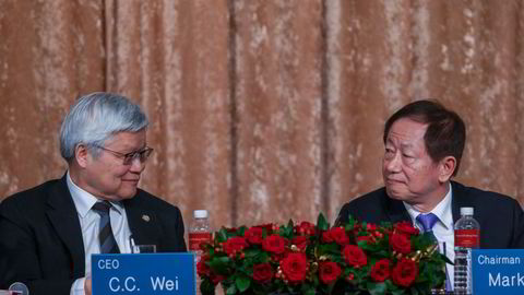 Taiwan Semiconductor Manufacturing Companys (TSMCs) konsernsjef C.C. Wei (til venstre) og styreformann Mark Liu (R) er blant verdens viktigste toppledere. Her fra resultatpresentasjonen i Taipei torsdag 18. januar.