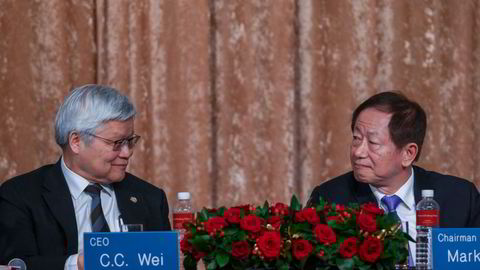 Taiwan Semiconductor Manufacturing Companys (TSMCs) konsernsjef C.C. Wei (til venstre) og styreformann Mark Liu (R) er blant verdens viktigste toppledere. Her fra resultatpresentasjonen i Taipei torsdag 18. januar.