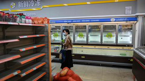 Det har vært panikkhandling i Shanghai etter smitteutbrudd og omfattende nedstengning av millionbyen. Kunder møter tomme matvarehyller. Her fra en dagligvarebutikk i Shanghai tirsdag.