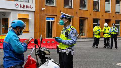 Finansmetropolen Shanghai er i ferd med å gjenåpne, men med fortsatt strenge restriksjoner og bruk av qr-koder på mobilapper for å kunne forlate boligene. Her fra bydelen Xuhui på søndag.