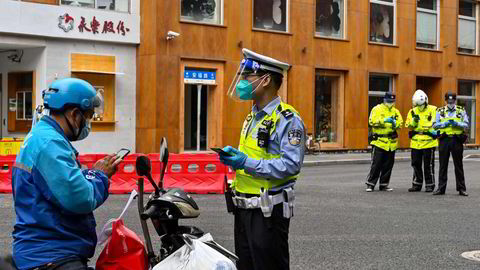 Finansmetropolen Shanghai er i ferd med å gjenåpne, men med fortsatt strenge restriksjoner og bruk av qr-koder på mobilapper for å kunne forlate boligene. Her fra bydelen Xuhui på søndag.