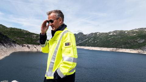 Anders Gaudestad, Agder Energis konserndirektør for kraftforvaltning, sier selskapet tar ansvar og sparer på vannet så godt det lar seg gjøre. Her er han ved Vatnedalsdammen i Bykle kommune.