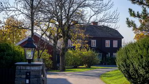 Salget av den 11 mål store eiendommen Østre Holmen gård for 113 millioner kroner i 2020 var kjernen i striden mellom eiendomsmegler Fredrik Dyve og milliardær Trygve Bjerke.