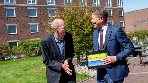 Olje- og energiminister Terje Aasland (til høyre) mottar plan for utbygging og drift fra ConocoPhillips' europasjef Steinar Våge i Sandefjord.