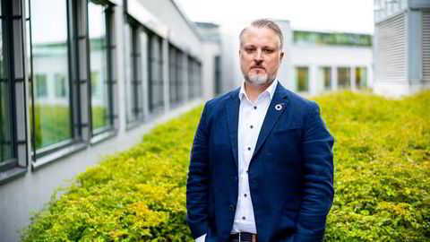 Philip Ripman forvalter Storebrands fornybar energi-fond. Han mener solenergi og havvind er viktig for overgangen til ren energi.