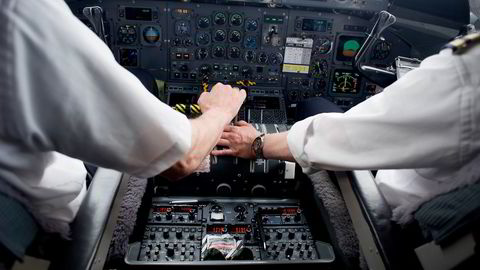 – Vi verdsetter moderne teknologi høyt, men tryggheten og kompetansen en erfaren pilot bringer, kan ikke erstattes., skrivert artikkelforfatteren.