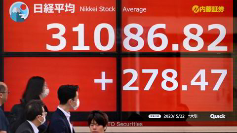 Tokyo-børsen er på nivåer den sist opplevde sommeren 1990 – da kursene stupte og Japan var på vei inn i tapte tiår. Nå er det optimisme og internasjonale investorer flokker til Japan. Her fra Tokyo mandag 22. mai.