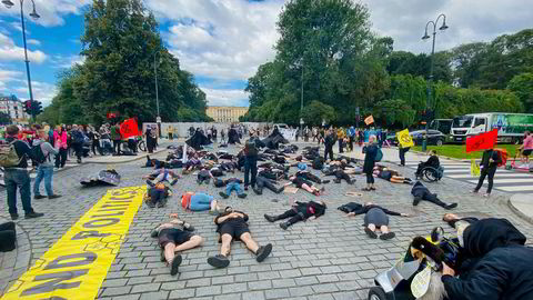 Aktivister fra Extinction Rebellion la seg på gaten foran Slottet i Oslo onsdag.