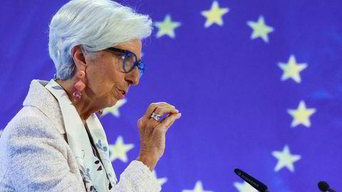 Den europeiske sentralbanken setter som ventet opp renten med 0,25 prosentpoeng. Her er sentralbanksjef Christine Lagarde avbildet ved torsdagens rentemøte.