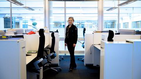 Christin Bøsterud administrerende direktør i EY, fotografert på deres hovedkontor i Bjørvika. I fremtiden vil ansatte kunne oppholde seg her, på kontormøteplasser eller på hjemmekontor.