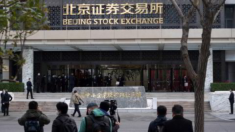 Børsene i Shanghai og Shenzhen har fått en ny konkurrent i hovedstaden. Beijing Stock Exchange åpnet dørene før nyttår. En bred børsindeks med de 300 største selskapene har falt med over 20 prosent det siste året. Nå støttekjøpes det aksjer for å hindre fortsatt fall.