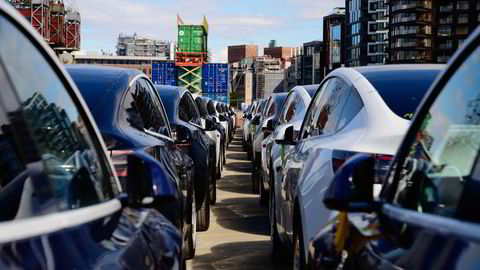 I Oslo havn sto det i høst rekker på rekker med Teslaer. Såpass mange kom til norske kunder, at Tesla endte opp som mest solgte bilmerke i 2021.