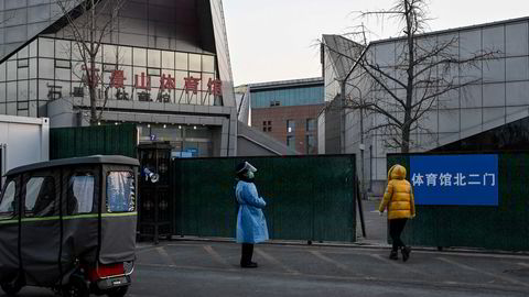 Det bygges midlertidige helseklinikker i blant annet Beijing i forbindelse med den siste smittebølgen. Den økonomiske aktiviteten i Kina kuttes mot slutten av året.