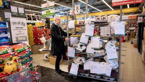 Europris-sjef Espen Eldal ser på hvordan butikken i Fredrikstad har organisert seg med vareutlevering under nedstengingen. Nå velger flere av kundene netthandel.