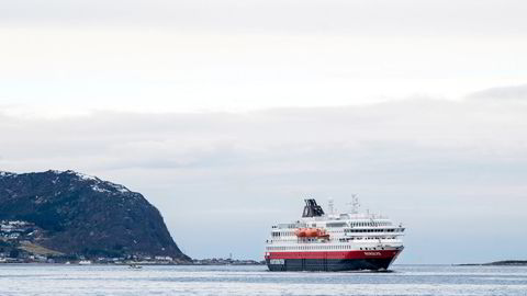 Hurtigruteskipet «Nordlys» i havnebassenget utenfor Ålesund.