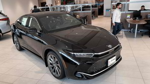 Toyota er i ferd med å legge bak seg et rekordår når regnskapene avsluttes i mars. Resultatene har aldri vært høyere og aksjekursen har satt en ny rekord. Salget av hybridmodeller går rett til værs, blant annet i USA. Her fra en forhandler i Chicago, hvor en Toyota Crown hybrid, er vist frem.