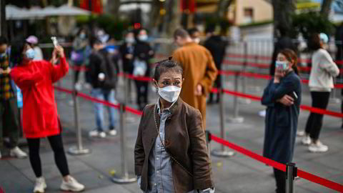 Massetesting og restriksjoner i hele Kina rammer den økonomiske aktiviteten hardt – nesten tre år etter de første smittetilfellene ble kjent. Her venter folk for rutinemessig koronatesting i Jing'an-distriktet i Shanghai denne uken.