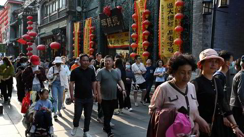 De kinesiske markedene er åpnet igjen etter fem dager helligdag i forbindelse med 1. mai-feiringen. Aktiviteten har tatt seg opp i byene, men i industrien er det en overraskende nedgang. Her fra Qianmen-området i Beijing.