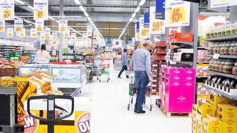 Kunder inne på Maxi mat ved Charlottenberg shoppingsenter i Sverige.