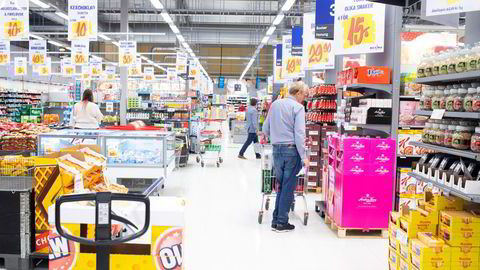 Kunder inne på Maxi mat ved Charlottenberg shoppingsenter i Sverige.