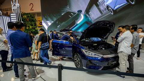 De kinesiske elbilprodusentene, ledet av BYD, sender Kina-børsene høyere.- BYD har steget med over seks prosent fredag formiddag. Selskapet ekspanderer til nye markeder, som her fra Gaikindo Indonesia International Auto Show 2024i sommer.