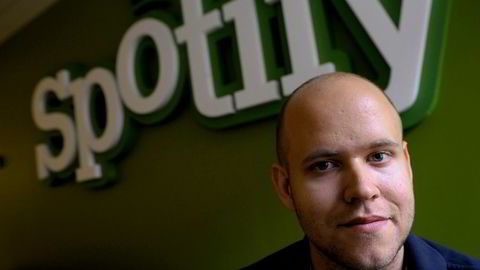 Spotify-gründer og sjef Daniel Ek fordømmer Joe Rogans uttalelser, men vil ikke kaste ut den kontroversielle podkastverten.