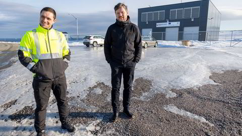 Denne pilotfabrikken for hydrogen skal være starten på et nytt hydrogeneventyr i havnen i Berlevåg. Her er prosjektleder Christian Bue sammen med Stein Mathisen i Varanger kraft som sammen med Aker er partnere i Green Ammonia Berlevåg.