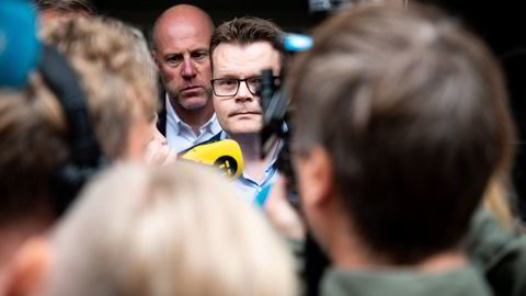 Da SAS-streiken var et faktum mandag, kom leder Aleksander Wasland (bakerst) i Norsk Flygerforbund ut fra lokalene i Stockholm med leder Roger Klokset i Norske SAS-flygeres Forening. Flygerforbundet har signert avtaler med flere av SAS' konkurrenter.