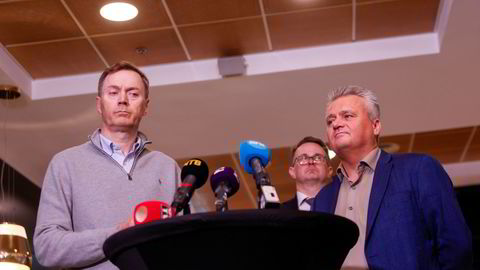 Riksmekler Mats Ruland (i midten) sammen med fungerende leder Knut E. Sunde (til venstre) i Norsk Industri. Sunde og forbundsleder Jørn Eggum i Fellesforbundet ble til slutt enig om en lønnsramme på 5,2 prosent.