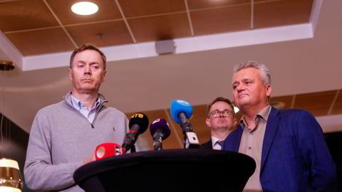 Riksmekler Mats Ruland (i midten) sammen med fungerende leder Knut E. Sunde (til venstre) i Norsk Industri. Sunde og forbundsleder Jørn Eggum i Fellesforbundet ble til slutt enig om en lønnsramme på 5,2 prosent.