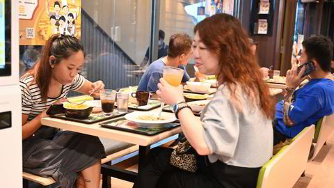«Bubble tea» oppsto i Taiwan på 1980-tallet og har gått som er farsott over hele Øst-Asia. Børsnoteringen av et av de største selskapene i Kina har skuffet stort. Her fra en restaurant i Hongkong, hvor det er innført forbud mot bestikk og sugerør av plast denne uken på restauranter og hoteller.