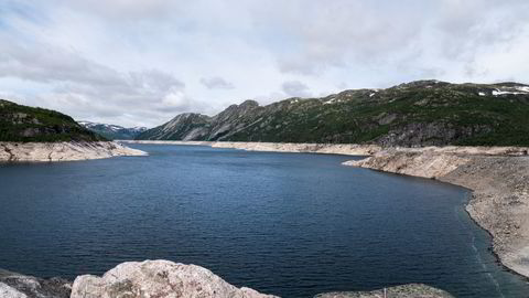 Fyllingsgraden i vannmagasinene er på sitt laveste på 26 år i Sør-Norge. Her fra Vatnedalsdammen i Bykle kommune.