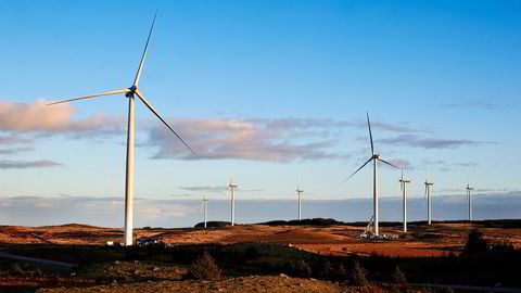 Batterier er en grunnleggende forutsetning for overgangen fra et fossilt til et fornybart kraftsystem basert på sol og vind, skriver artikkelforfatterne.