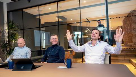 Milliardæren Morten Angelil (til høyre) eier mesteparten av batteriselskapet Pixii. Det er startet av, og i stor grad bemannet med, veteraner fra den nå solgte familiebedriften Eltek. Kenneth Bodahl (til venstre) og Morten Schøyen er administrerende direktør og produktsjef.