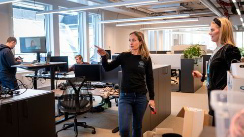 På kort tid har Attensi doblet antallet ansatte og flyter nå inn i nye lokaler. Anne Lise Waal og Silje Kroglund sjekker at alt faller på plass i de nye lokalene.