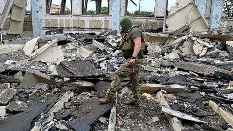 En ukrainsk soldat går gjennom ruinene tilhørende Kharkiv nasjonale tekniske universitet i slutten av juni.