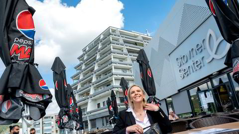 Frp-leder Sylvi Listhaug på Stovner senter. Hun sier Frp foreslo først å sende asylsøkere til Afrika - og at Ap ikke mener alvor med deres asylforslag.