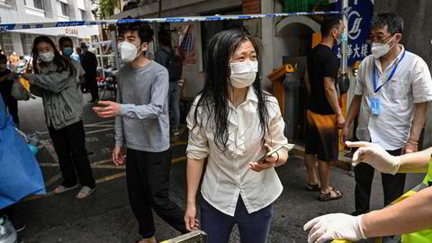 Innbyggerne i Shanghai må koronatestes hvert tredje døgn hvis de skal kunne gå i butikker eller benytte seg av kollektivtransport. Flere boligområder er stengt ned igjen etter det er er identifisert ett smittetilfelle. Her fra Jing' an i Shanghai torsdag 2. juni.