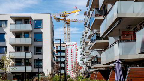 Salget av nye boliger øker fra lave nivåer, men byggingen faller. Dette skaper utfordringer i flere år fremover, advarer Boligprodusentene.