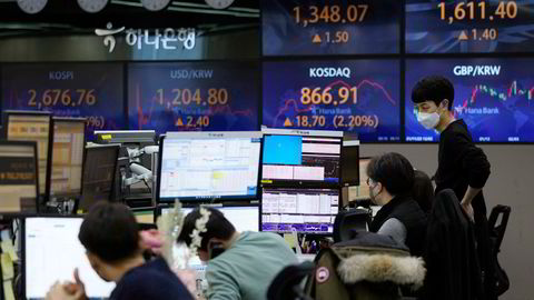 Det er høy aktivitet og nervøsitet ved finansmarkedene i Asia. Her fra hovedkontoret til KEB Hana Bank i Seoul på fredag. Hovedindeksen ved Seoul-børsen har steget.