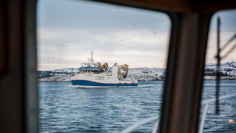 Lakseskatt er blitt en av høstens hete debatter i Norge. På bildet ser vi en båt tilhørende Midt-Norsk Havbruk, som nå er en del av Salmar-konsernet som domineres av Gustav Witzøe.