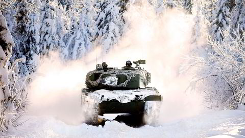 Leopard 2 A2 stridsvogn kjører i øvingsfeltet på Rena.