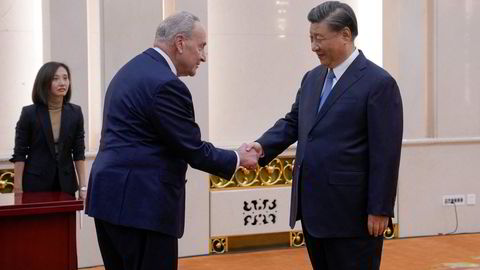 Kinas president Xi Jinping hilser senatsleder Chuck Schumer, og en amerikansk kongressdelegasjon fra begge partier, velkommen til Beijing.