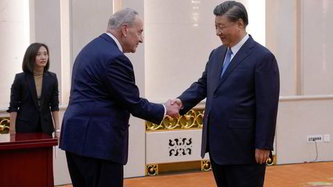 Kinas president Xi Jinping hilser senatsleder Chuck Schumer, og en amerikansk kongressdelegasjon fra begge partier, velkommen til Beijing.