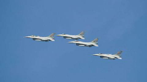 Fire F-16 jagerfly i luften over Oslofjorden under flyoppvisningen i 2020.