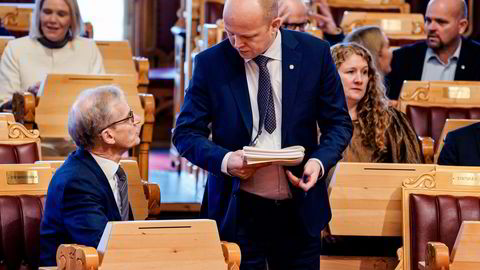 Finansminister Trygve Slagsvold Vedum i samtale med statsminister Jonas Gahr Støre før han legger frem sine endringsforslag til statsbudsjettet for 2022 for Stortinget.