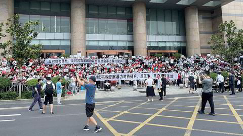 Rundt 1000 personer demonstrerte i helgen utenfor den kinesiske sentralbankens avdeling i Zhengzhou i Henan-provinsen. En omfattende svindelskandale er under opprulling.