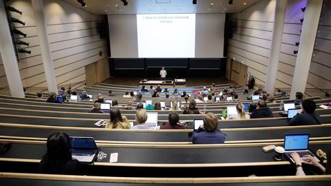 Vi er mange som ønsker faglig påfyll, men som ikke har anledning til å følge forelesningene på campus, skriver artikkelforfatteren.