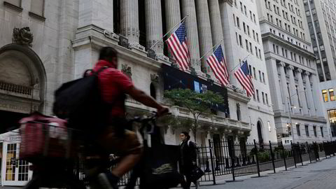 Pendlere utenfor New York Stock Exchange på Manhattan onsdag morgen.