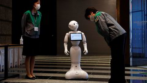 Softbank er blitt et av Japans største og mektigste selskaper med store investeringer i oppstartsselskaper over hele verden. Tokyo-guvernør Yuriko Koike hilser på roboten Pepper, som er utviklet av Softbank Group. Aksjekursen på selskapet har falt med nesten 20 prosent den siste uken.